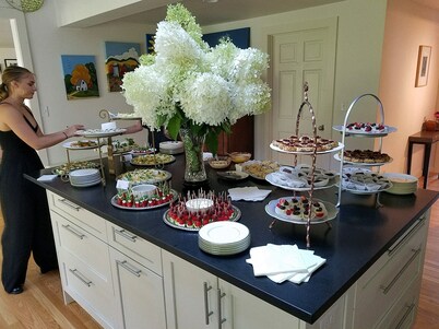 Large, Sunny 4 Bedroom Home Sleeps 8 and 1 minute to Five Fabulous Restaurants