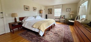 4 bedrooms, desk, iron/ironing board, travel crib