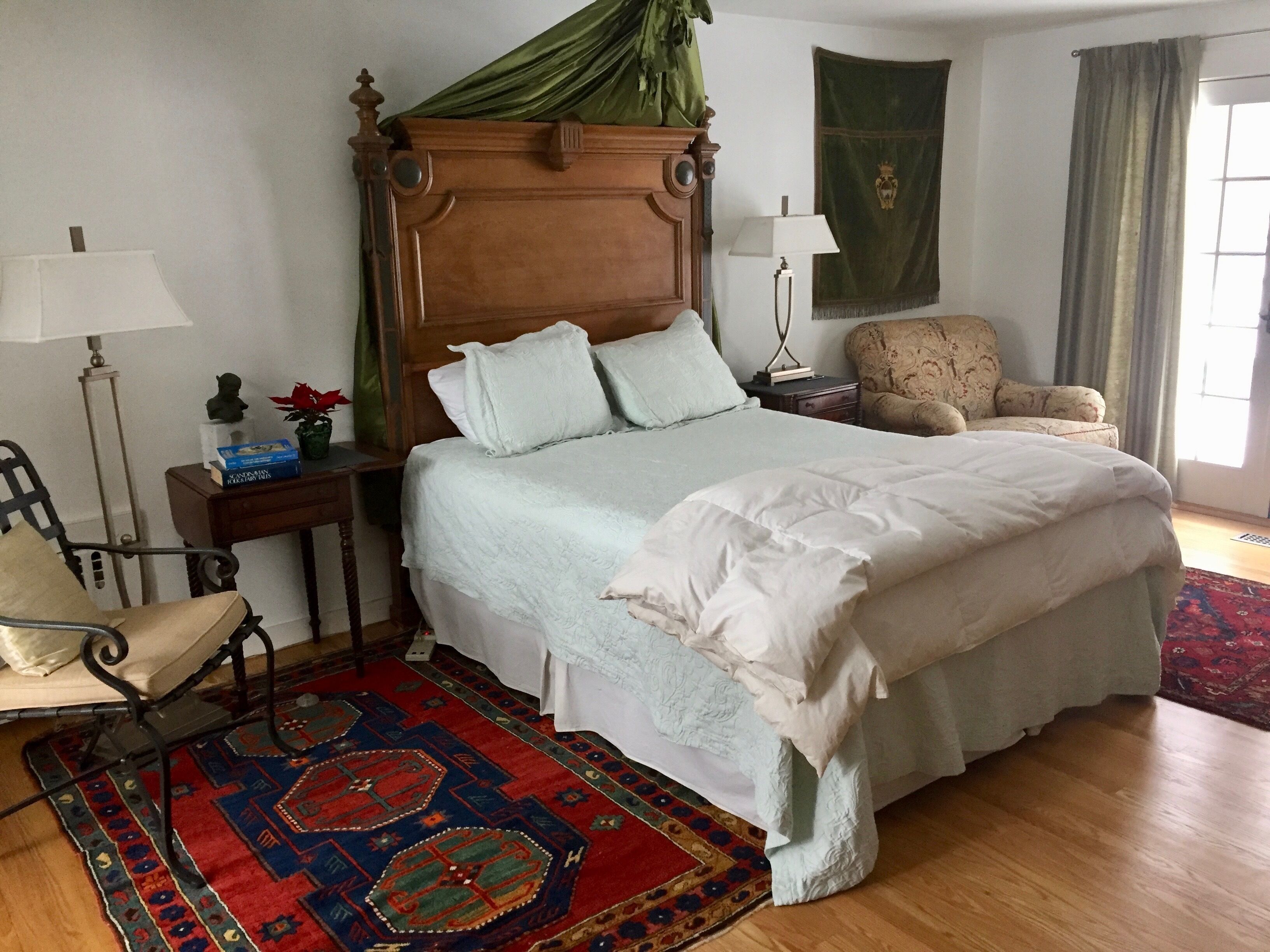 Large, Sunny 4 Bedroom Home Sleeps 8 and 1 minute to Five Fabulous Restaurants