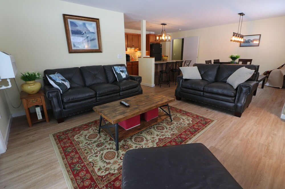 The mountains are calling! Renovated 2 Bdrm 3 Bath 4 queen beds close to all