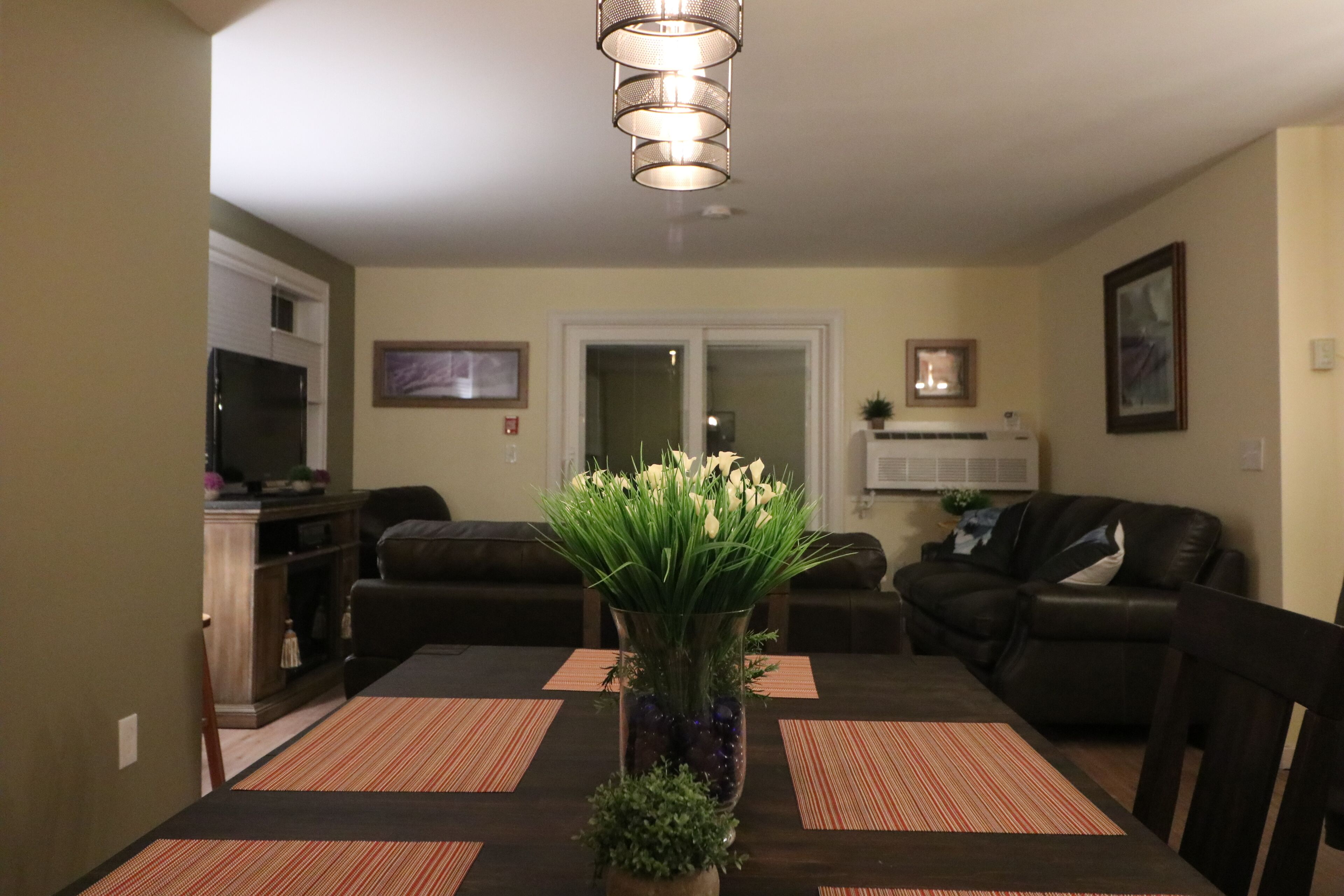 The mountains are calling! Renovated 2 Bdrm 3 Bath 4 queen beds close to all