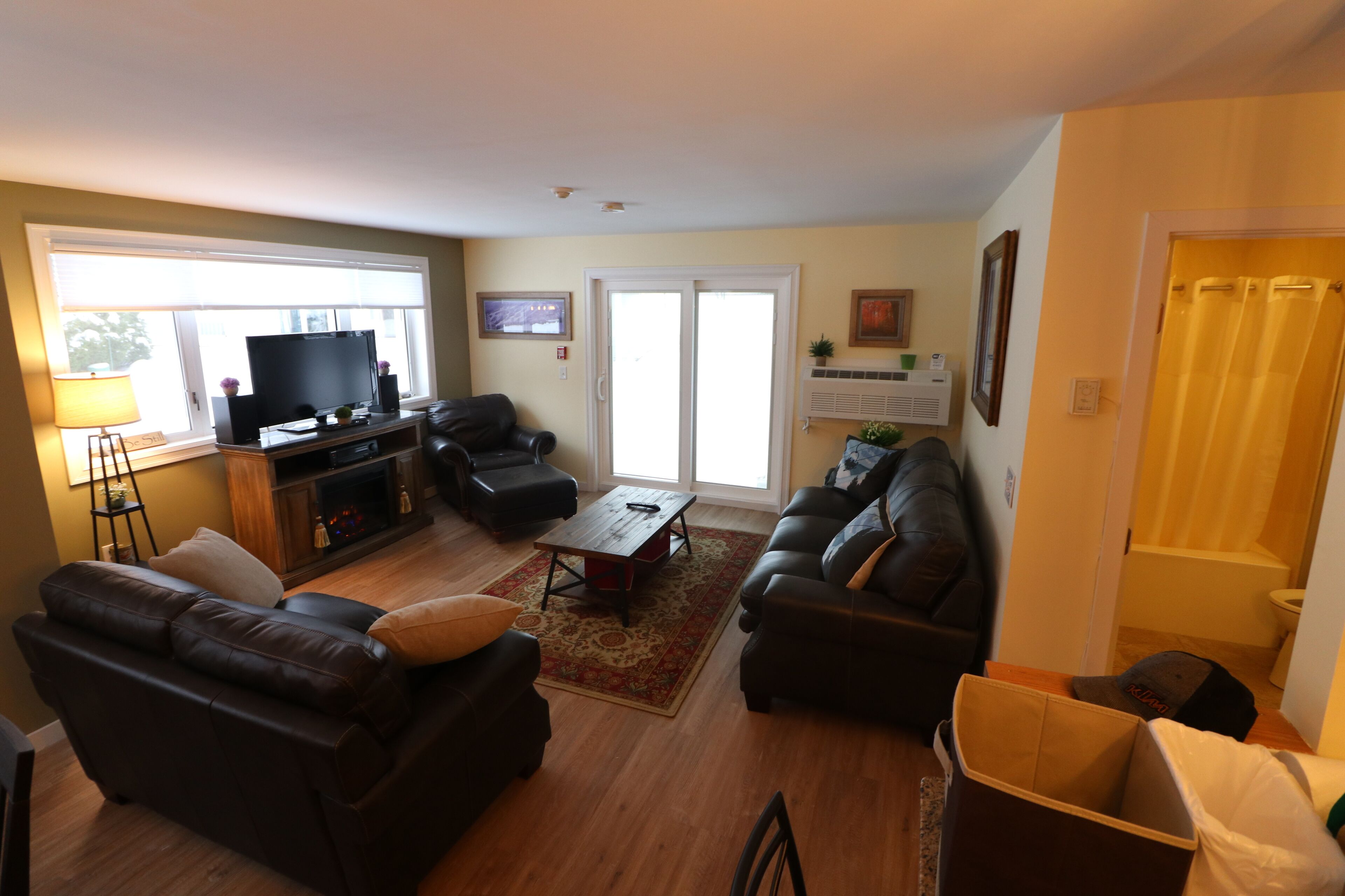 The mountains are calling! Renovated 2 Bdrm 3 Bath 4 queen beds close to all