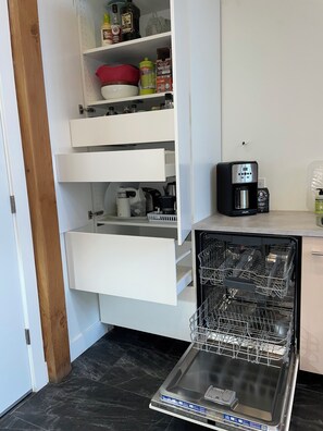 Interior - Light & Bright 2BR - 2Baths, Fenced Garden, WIFI, Pet friendly, Long term ok (Clyde Hill)