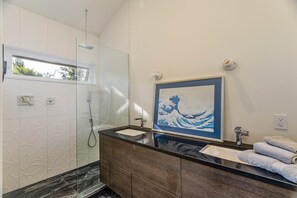 Shower, hair dryer, towels, toilet paper - Chic 2BR - 2Baths in Clyde Hill, Garden, WIFI, Pet friendly, Long term ok (Clyde Hill)