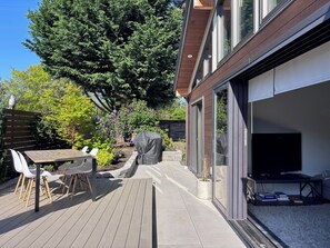 Outdoor dining - Light & Bright 2BR - 2Baths, Fenced Garden, WIFI, Pet friendly, Long term ok (Clyde Hill)
