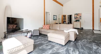 Light & Bright 2BR - 2Baths, Fenced Garden, WIFI, Pet friendly, 90 Nights+ ok