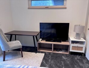 Interior - Light & Bright 2BR - 2Baths, Fenced Garden, WIFI, Pet friendly, Long term ok (Clyde Hill)