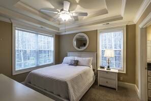 4 bedrooms, iron/ironing board, WiFi, bed sheets - Luxurious 4 bedroom/4 bathroom condo steps away from TPC Unit D (Murrells Inlet)