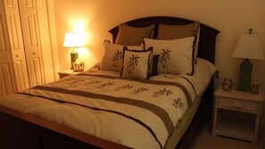 3 bedrooms, iron/ironing board, free WiFi, bed sheets - Great location near championship and executive golf and also Lake Sumter Landing (The Villages)