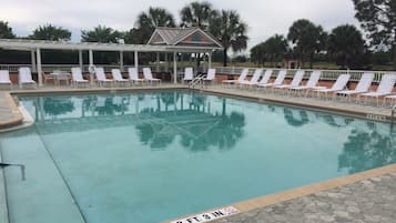 Alberca al aire libre y alberca climatizada