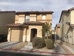 Exterior - Beautiful Home WIFI, King size bed in every room. (Las Vegas)