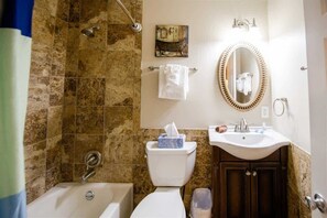 Bañera, secador de pelo, toallas