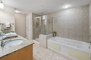 Badewanne, Whirlpool, Handtücher, Shampoo