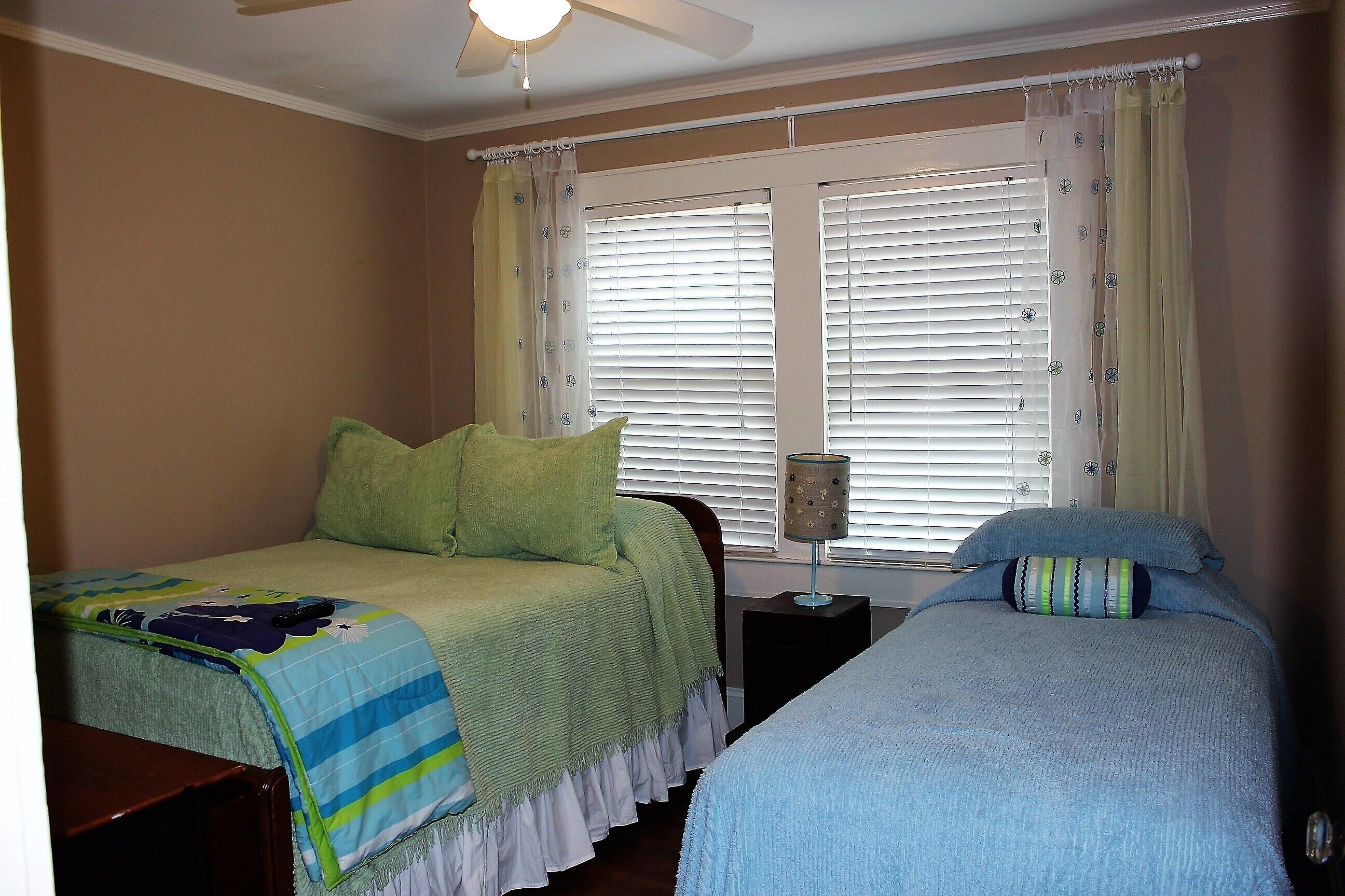 Hudson's Birdhouse-Quaint Bungalow in Historic "Old Town" downtown Cartersville