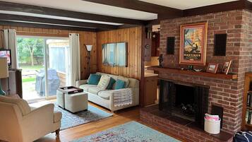 TV, fireplace, DVD player, books