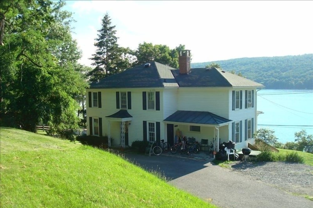 Beautiful 4-Season House & Beach, Stunning View, Great Offseason Rates!