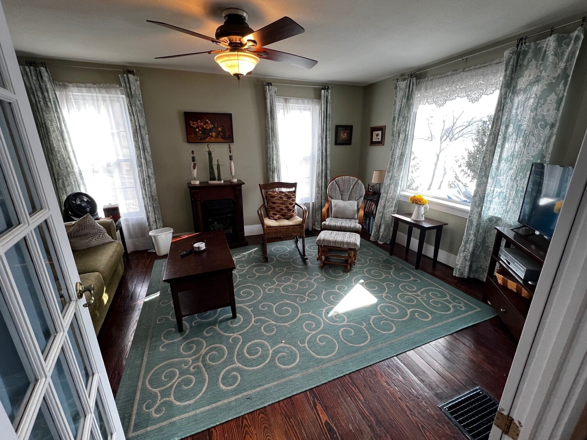 Smart TV, fireplace, DVD player, stereo