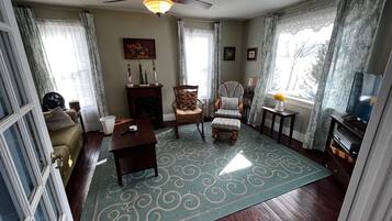 Smart TV, fireplace, DVD player, stereo