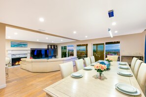 Dining - The Mermaid House: Breathtaking bay, ocean, and city views, equipped with a Jacuzzi and A/C (San Diego)