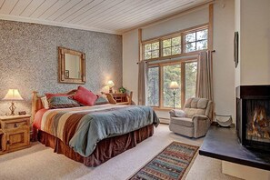 3 bedrooms, desk, iron/ironing board, free WiFi - Budget friendly, firewood, 5blk to Main & free shuttle, heated pool, hot tub (Breckenridge)