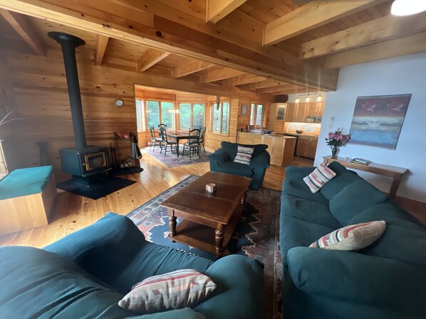 TV connectée, jeux vidéo, lecteur de DVD, livres