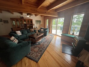 TV connectée, jeux vidéo, lecteur de DVD, livres