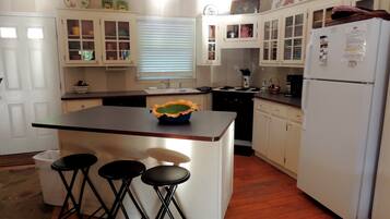 Frigorifero, microonde, piano cottura, lavastoviglie