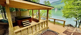 LURE ME - 5BR/3Bath Lakefront Home w/Hot Tub, Foosball Table & More...