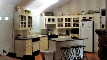 Frigorifero, microonde, piano cottura, lavastoviglie