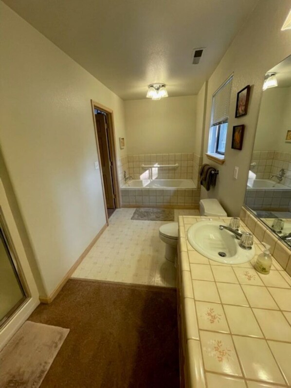 A bathroom with a toilet, sink, and bathtub.