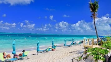 Plage, chaises longues, serviettes de plage