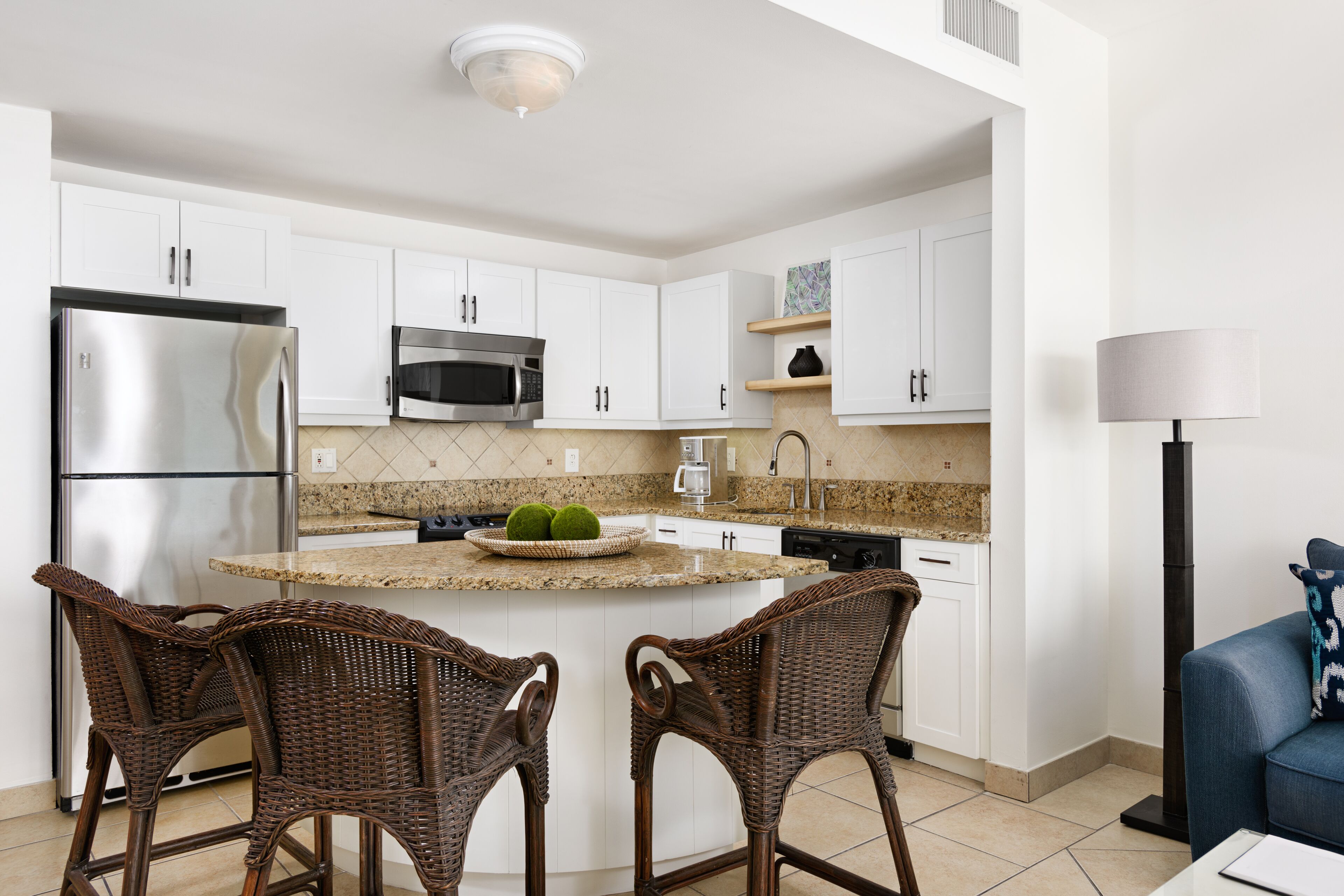 Réfrigérateur, micro-ondes, four, plaque de cuisson