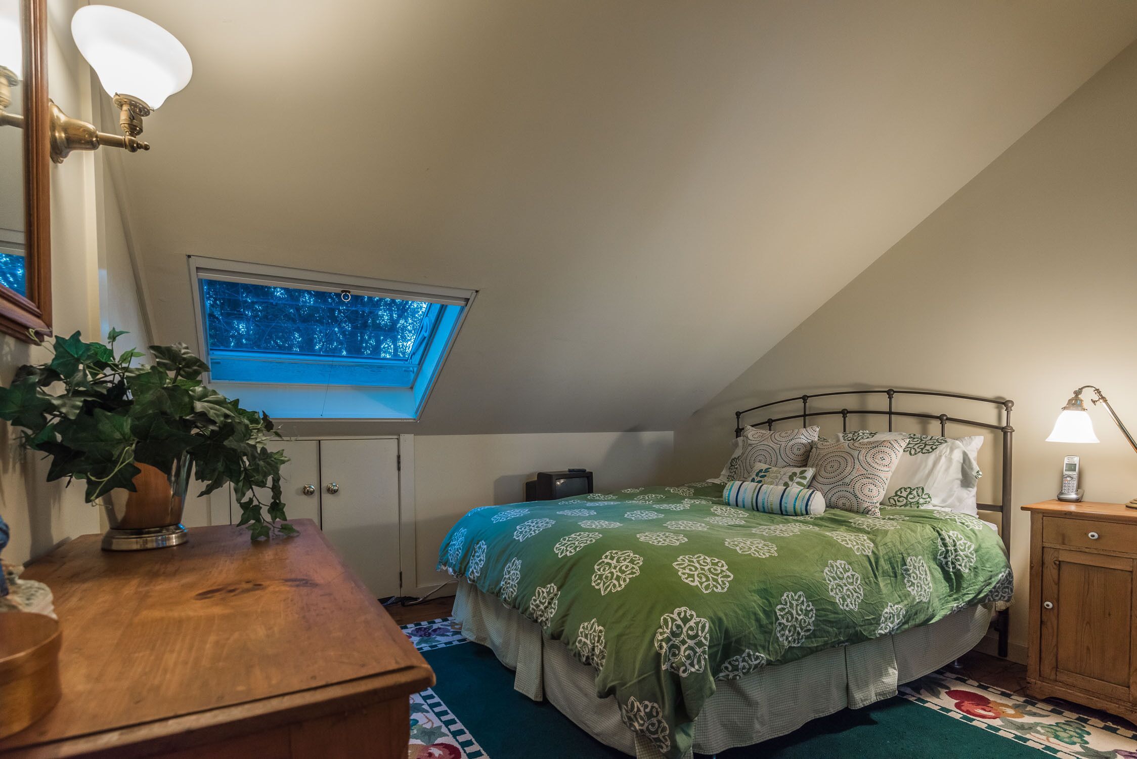 Lakefront 4-Season Stunning Home and Guest House W/Tennis Court & Full Gym