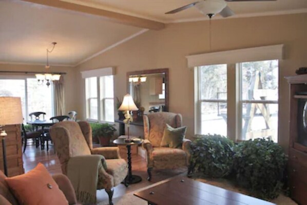 TV, DVD player, books, video library - COTTAGE ON THE CREEK VACATION RENTAL. Sleeps 4. Beautiful views. Riverside deck. Fishing. (South Fork)