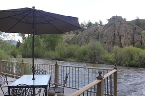 Outdoor dining - COTTAGE ON THE CREEK VACATION RENTAL. Sleeps 4. Beautiful views. Riverside deck. Fishing. (South Fork)