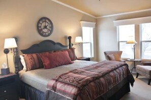 2 bedrooms, iron/ironing board, WiFi, bed sheets - COTTAGE ON THE CREEK VACATION RENTAL. Sleeps 4. Beautiful views. Riverside deck. Fishing. (South Fork)