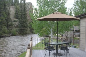Outdoor dining - COTTAGE ON THE CREEK VACATION RENTAL. Sleeps 4. Beautiful views. Riverside deck. Fishing. (South Fork)
