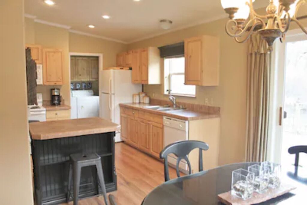 COTTAGE ON THE CREEK VACATION RENTAL. Sleeps 4. Beautiful views. Riverside deck. Fishing.