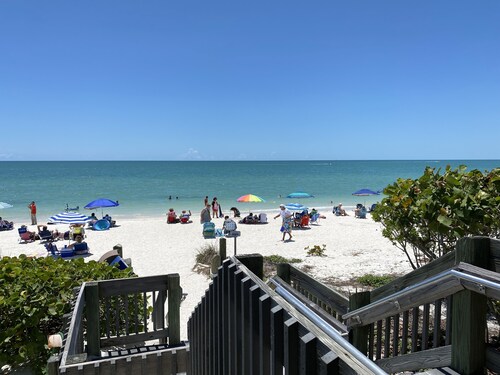 Walk to Beach and Restaurants!  Great Rates!