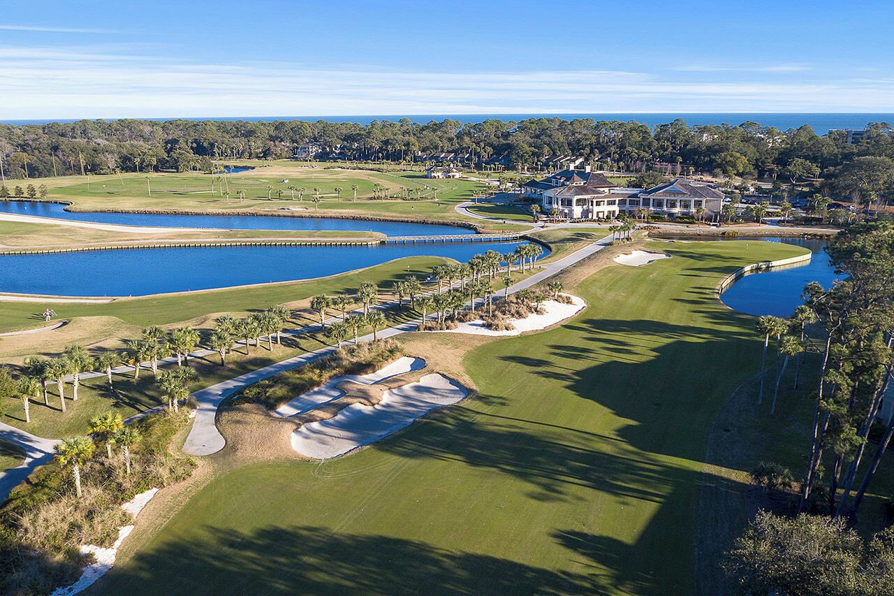 Un parcours de golf doté de nombreux bunkers, d’obstacles d’eau et d’un club-house.