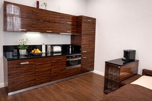 Frigorífico, microondas, horno y placa de cocina
