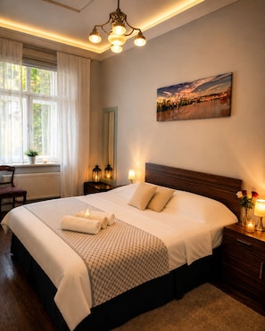 1 bedroom, in-room safe, desk, iron/ironing board - Romantic Prague Escape · 3min to Old Town Square · AC (Praha)