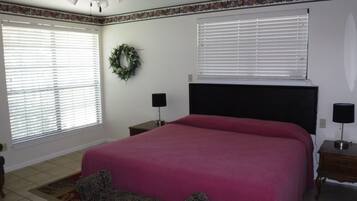 3 bedrooms, iron/ironing board, WiFi, bed sheets