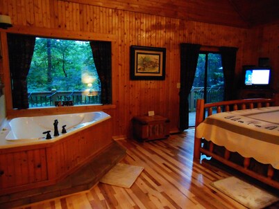 KING, 10 STAR CABIN, HOT TUB, POOLTABLE, DOGS OK, 4 TVs, WIFI, DECK, GRILL
