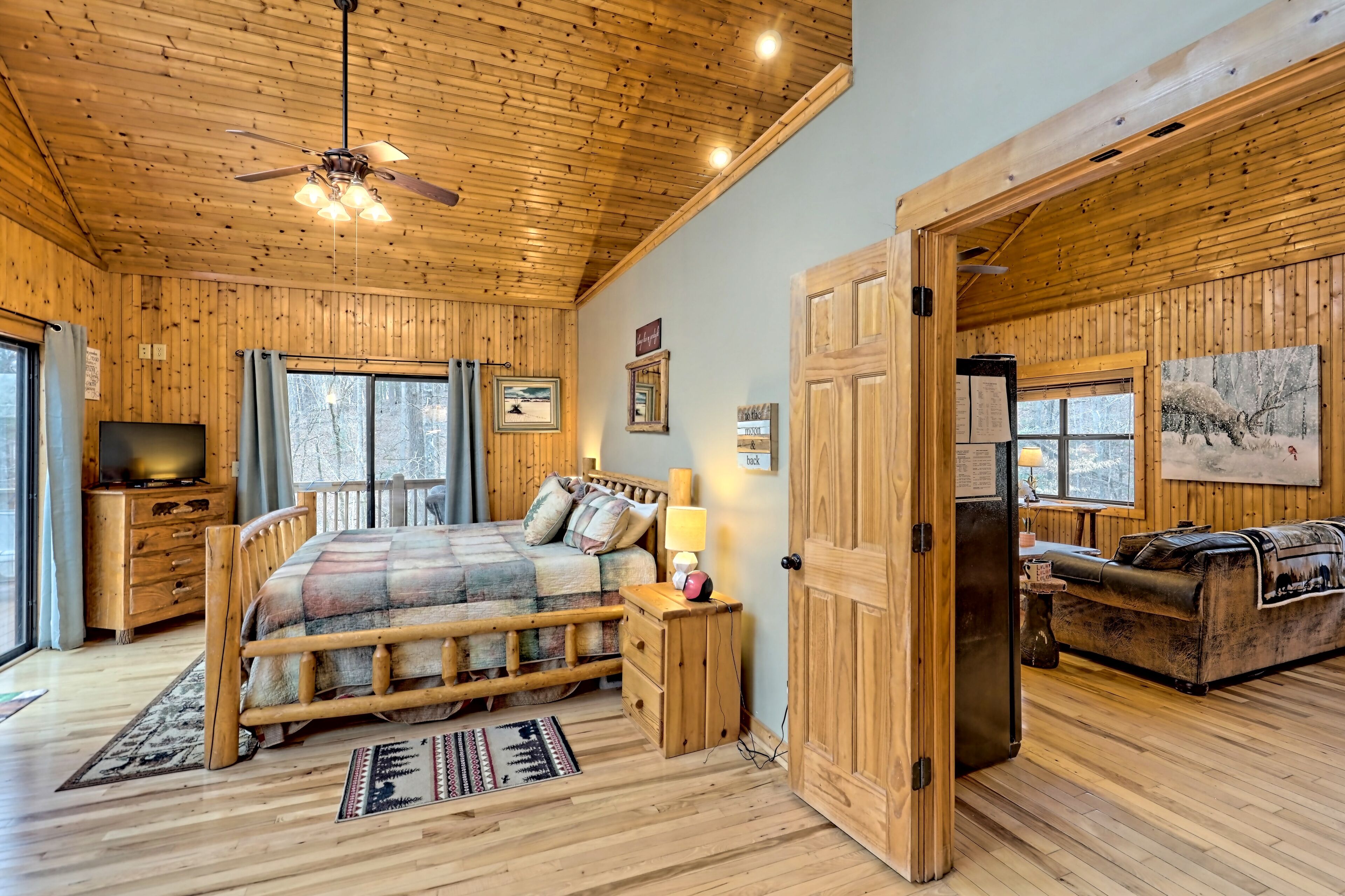 NOVEMBER SPECIAL  HOT TUBS, FIREPITS, DECKS, POOLTABLE, WIFI, 4 TV's, DOGS OK