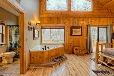  KING, 10 STAR CABIN, HOT TUB, POOLTABLE, DOGS OK, 4 TVs, WIFI, DECK, GRILL