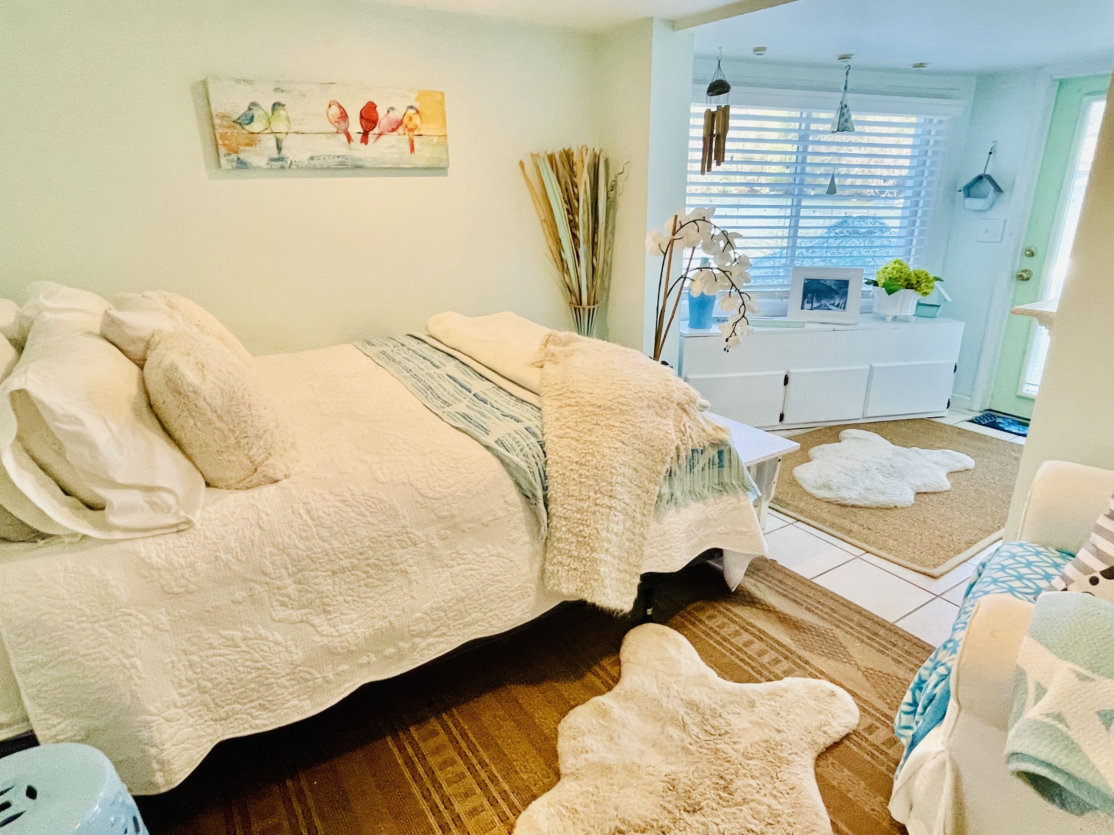 * Lakefront Cottage* Pontoon Boat Inc. *HotTub *  Kayaks Rafts* Newly renovated