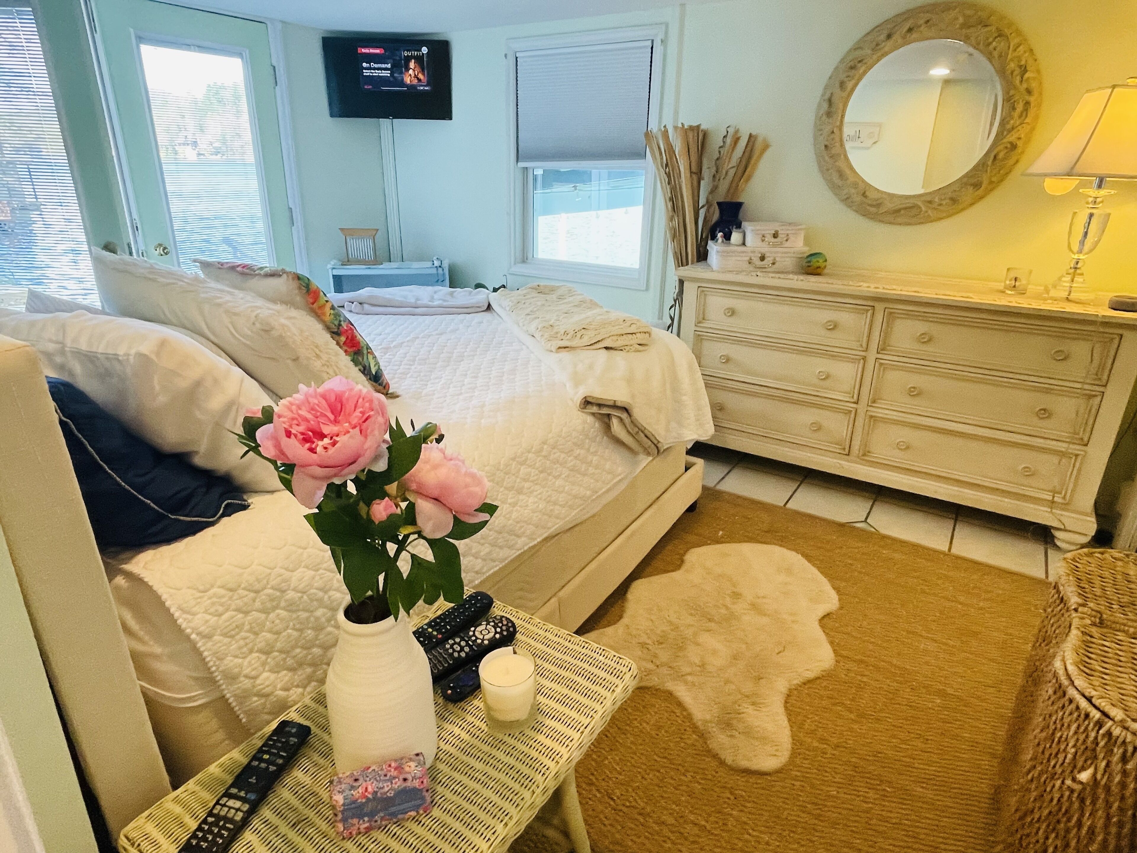 * Lakefront Cottage* Pontoon Boat Inc. *HotTub *  Kayaks Rafts* Newly renovated