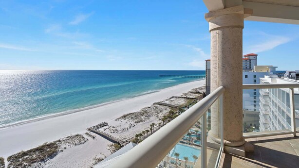 A balcony with a view of a beach and ocean. - Beach Club 1406 - 𝑺𝒆𝒂𝒔𝒊𝒅𝒆 𝑺𝒆𝒓𝒆𝒏𝒊𝒕𝒚 (Pensacola Beach)