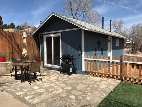 Newly Remodeled  Pet Friendly Cottage